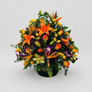 Cada de lujo Esencia Imperial Un bouquet elegante y lleno de frescura elaborado con lirios, rosas spray, caspia, rusco y eucalipto. Un detalle sofisticado que transmite cariño, admiración y buenos deseos en cualquier ocasión especial.