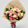 Elegante bouquet Romance elaborado con rosas, rosa spray y rusco, decorado con delicadas perlas y presentado en una envoltura de fique con moño. Un detalle romántico, natural y sofisticado para sorprender.