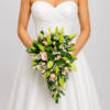 Yugo nupcial primavera para bodas en diseño cascada con lirios, rosas spray, gypsophila y rusco. Una decoración elegante y romántica para ceremonias especiales.