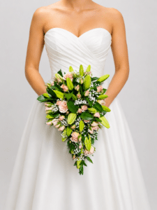 Yugo nupcial primavera para bodas en diseño cascada con lirios, rosas spray, gypsophila y rusco. Una decoración elegante y romántica para ceremonias especiales.
