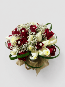 Yugo Nupcial Amor Eterno, elegante yugo nupcial elaborado con rosas rojas y blancas, delicada gypsophila, perlas y cinta decorativa. Una composición romántica y sofisticada para realzar la decoración de tu ceremonia.