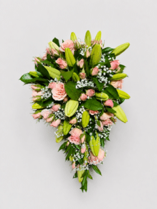 Yugo Nupcial Primavera para bodas en diseño cascada con lirios, rosas spray, gypsophila y rusco. Una decoración elegante y romántica para ceremonias especiales.