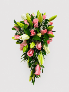 Yugo Nupcial Encanto de Lirios con rosas y gypsophila es una composición floral delicada y elegante, ideal para realzar la decoración de ceremonias de matrimonio.