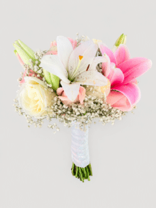 Delicado yugo floral para bodas elaborado con lirios, rosas y gypsophila. Una composición elegante y romántica que aporta frescura, belleza y sofisticación a la decoración de tu ceremonia.