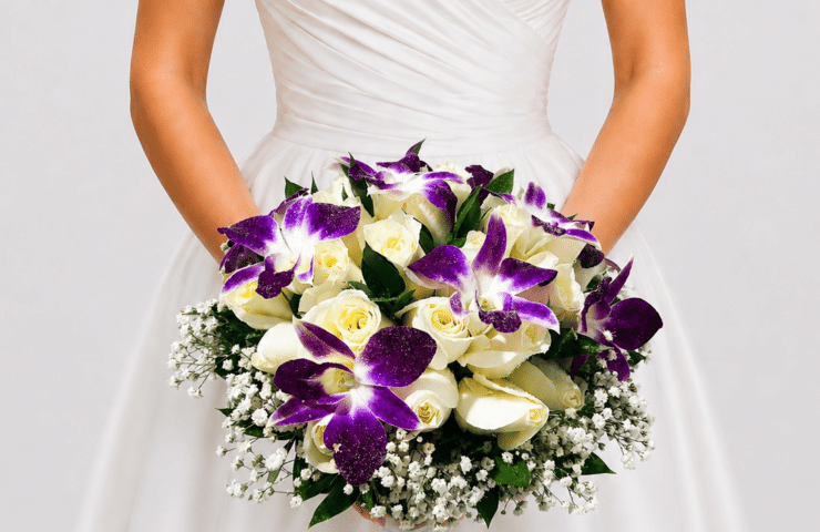 Delicado yugo floral elaborado con rosas, gypsophila, rusco y dendrobium, una combinación romántica y sofisticada que aporta belleza, textura y elegancia a la decoración de tu ceremonia de boda.