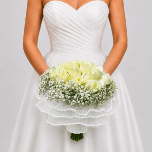 Elegante yugo floral elaborado con rosas y delicada gypsophila, acompañado de una sofisticada entretela perlada que aporta textura y luminosidad. Un diseño romántico para realzar la decoración de tu boda.
