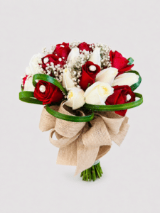 Elegante yugo nupcial elaborado con rosas rojas y blancas, delicada gypsophila, perlas y cinta decorativa. Una composición romántica y sofisticada para realzar la decoración de tu ceremonia.