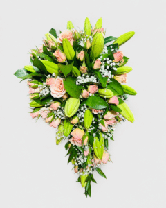Yugo Nupcial Primavera para bodas en diseño cascada con lirios, rosas spray, gypsophila y rusco. Una decoración elegante y romántica para ceremonias especiales.