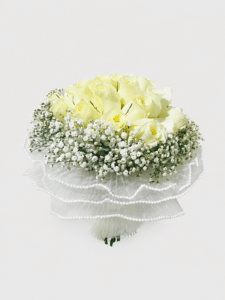 Yugo Nupcial Elegancia Perlada Elegante yugo floral elaborado con rosas y delicada gypsophila, acompañado de una sofisticada entretela perlada que aporta textura y luminosidad. Un diseño romántico para realzar la decoración de tu boda.