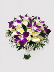 Yugo floral Jardín de amor Delicado yugo floral elaborado con rosas, gypsophila, rusco y dendrobium, una combinación romántica y sofisticada que aporta belleza, textura y elegancia a la decoración de tu ceremonia de boda.
