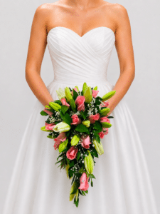 El Yugo Nupcial Encanto de Lirios combina lirios, rosas y gypsophila en una composición floral delicada y elegante, ideal para realzar la decoración de ceremonias de matrimonio.