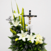 Serenidad Eterna es un elegante arreglo fúnebre elaborado con lirios, rosas, caspia, rusco y follajes naturales, acompañado de un detalle de Cristo. Una composición sobria para expresar respeto, condolencias y acompañamiento en momentos de despedida.