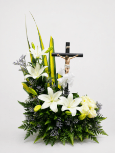 Serenidad Eterna es un elegante arreglo fúnebre elaborado con lirios, rosas, caspia, rusco y follajes naturales, acompañado de un detalle de Cristo. Una composición sobria para expresar respeto, condolencias y acompañamiento en momentos de despedida.