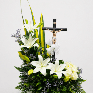 Serenidad Eterna es un elegante arreglo fúnebre elaborado con lirios, rosas, caspia, rusco y follajes naturales, acompañado de un detalle de Cristo. Una composición sobria para expresar respeto, condolencias y acompañamiento en momentos de despedida.