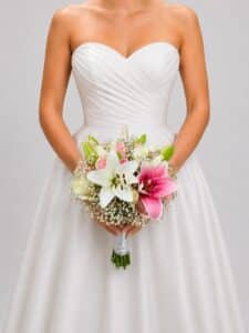 Yugo Nupcial Sueño de Amor es un delicado yugo floral para bodas elaborado con lirios, rosas y gypsophila. Una composición elegante y romántica que aporta frescura, belleza y sofisticación a la decoración de tu ceremonia.