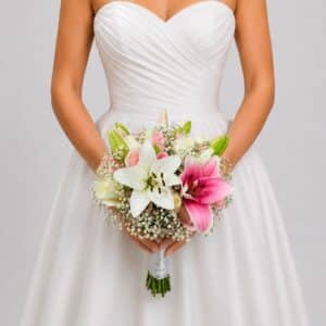 Yugo Nupcial Sueño de Amor es un delicado yugo floral para bodas elaborado con lirios, rosas y gypsophila. Una composición elegante y romántica que aporta frescura, belleza y sofisticación a la decoración de tu ceremonia.