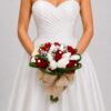 Elegante yugo nupcial elaborado con rosas rojas y blancas, delicada gypsophila, perlas y cinta decorativa. Una composición romántica y sofisticada para realzar la decoración de tu ceremonia.