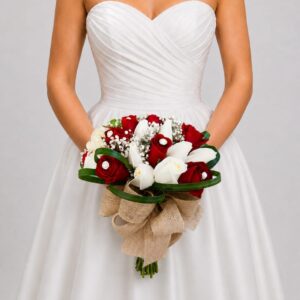 Elegante yugo nupcial elaborado con rosas rojas y blancas, delicada gypsophila, perlas y cinta decorativa. Una composición romántica y sofisticada para realzar la decoración de tu ceremonia.
