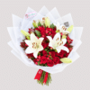 Un bouquet elegante y delicado que combina rosas y lirios con toques de hipericum y rusco, envuelto en papel coreano. Una composición creada para expresar cariño y despertar emociones.