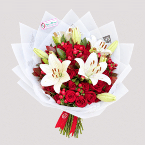 Un bouquet elegante y delicado que combina rosas y lirios con toques de hipericum y rusco, envuelto en papel coreano. Una composición creada para expresar cariño y despertar emociones.