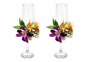 Delicada decoración floral para copas nupciales, elaborada con orquídeas, rosa spray, rusco y gypsophila. Una composición elegante y romántica para acompañar uno de los momentos más especiales de la celebración.
