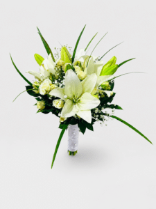 Elegante y delicado yugo nupcial elaborado con lirios, rosa spray, gypsophila, rusco y liriope. Una composición romántica y sofisticada para acompañar a los novios en uno de los momentos más especiales de su celebración.