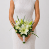 Elegante y delicado yugo nupcial elaborado con lirios, rosa spray, gypsophila, rusco y liriope. Una composición romántica y sofisticada para acompañar a los novios en uno de los momentos más especiales de su celebración.