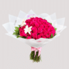 Un bouquet vibrante y sofisticado de rosas fucsia y delicadas flores dendrobium, acompañado de rusco y envuelto en elegante papel coreano. Un detalle que expresa pasión, admiración y cariño.