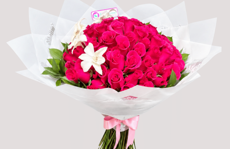 Un bouquet vibrante y sofisticado de rosas fucsia y delicadas flores dendrobium, acompañado de rusco y envuelto en elegante papel coreano. Un detalle que expresa pasión, admiración y cariño.
