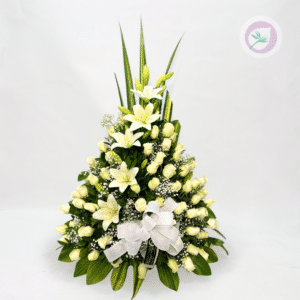 El arreglo floral Hasta Siempre es una composición floral creada para acompañar con respeto, amor y sensibilidad los momentos de despedida. Su combinación de lirios, rosas blancas y follajes naturales crea un arreglo sobrio y elegante, pensado para expresar condolencias y acompañar a familiares y seres queridos durante un momento profundamente significativo.