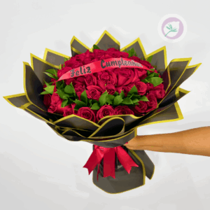 Un espectacular corazón elaborado con rosas rojas premium y delicados follajes naturales. Un diseño exclusivo que expresa amor, admiración y sentimientos profundos en los momentos más importantes.